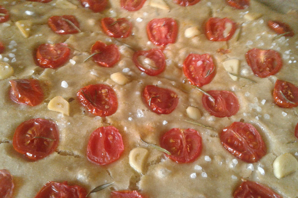 Focaccia mit Tomaten und Rosmarin