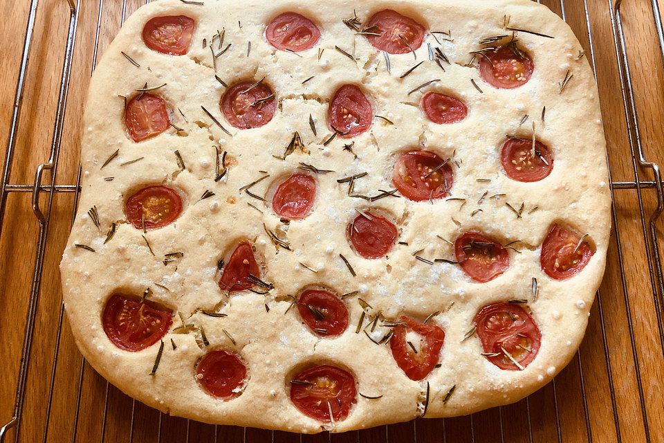 Focaccia mit Tomaten und Rosmarin