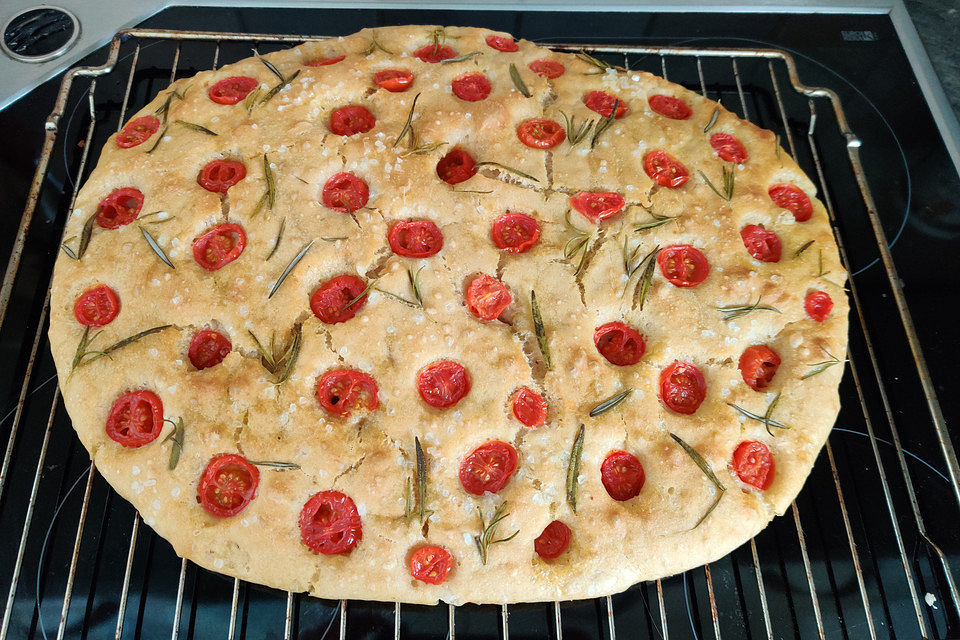 Focaccia mit Tomaten und Rosmarin