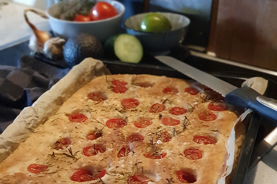 Focaccia mit Tomaten und Rosmarin