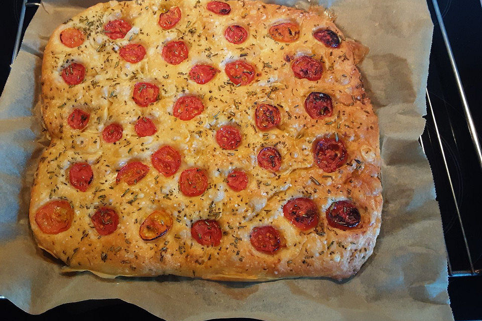 Focaccia mit Tomaten und Rosmarin