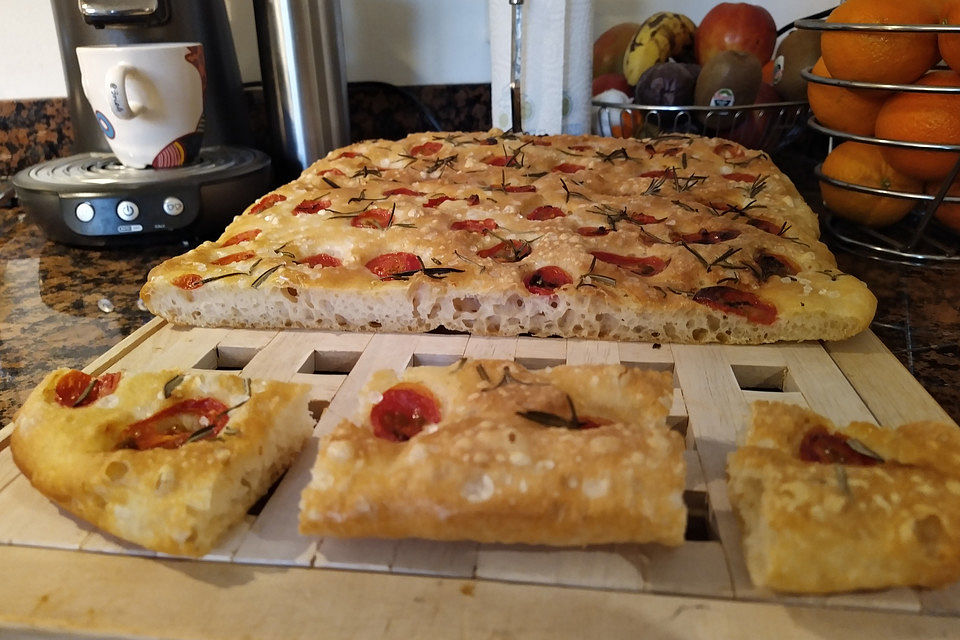 Focaccia mit Tomaten und Rosmarin