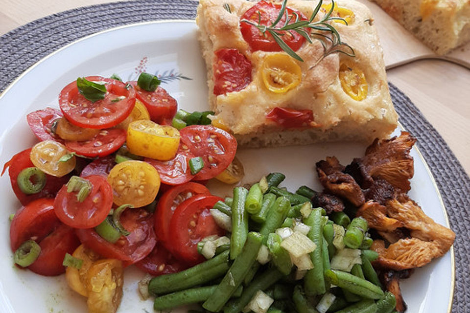 Focaccia mit Tomaten und Rosmarin