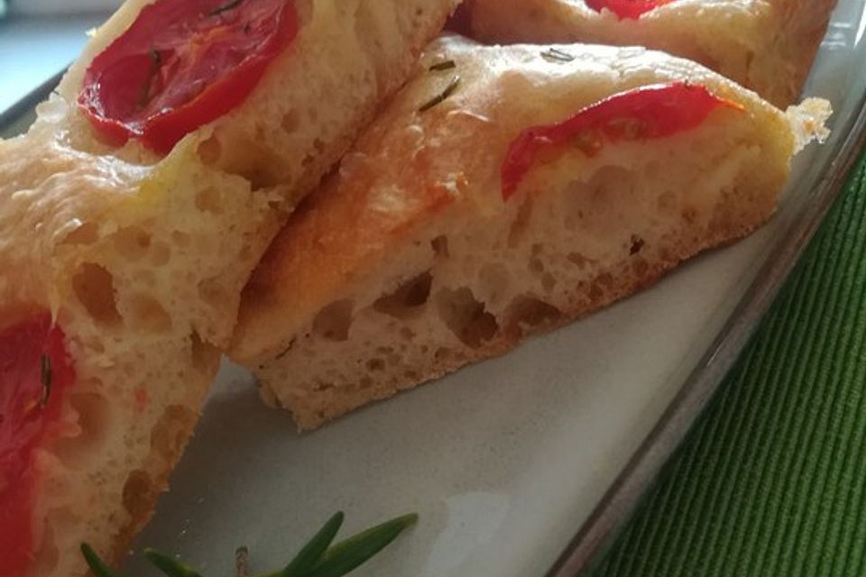 Focaccia mit Tomaten und Rosmarin