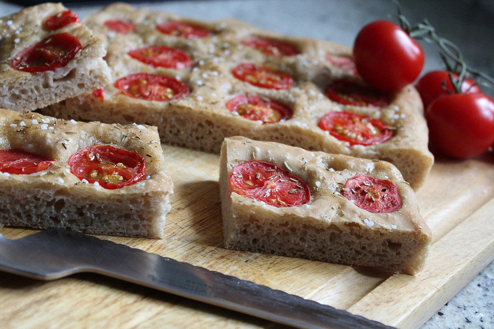 Focaccia mit Tomaten und Rosmarin