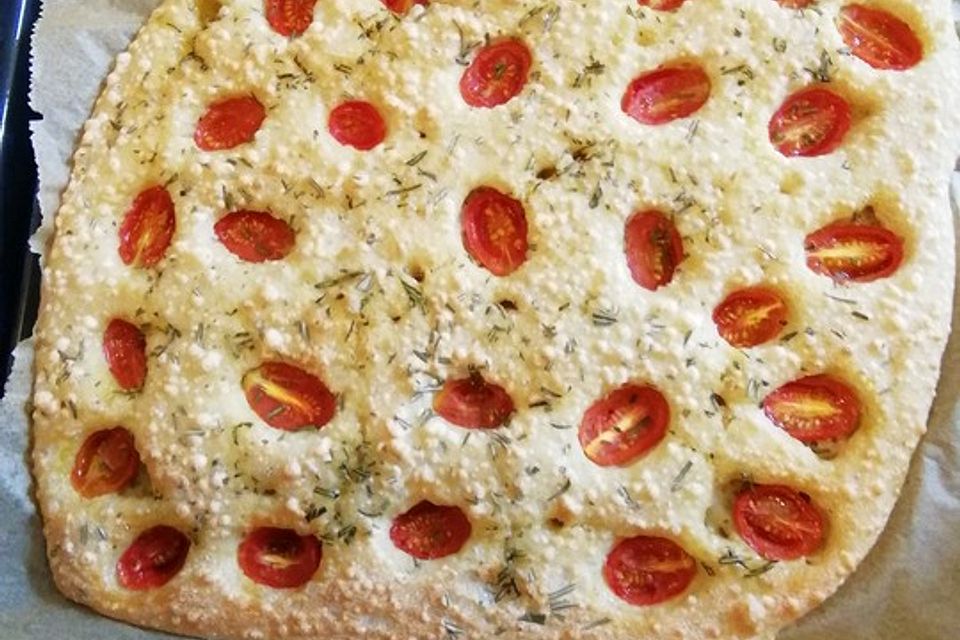 Focaccia mit Tomaten und Rosmarin