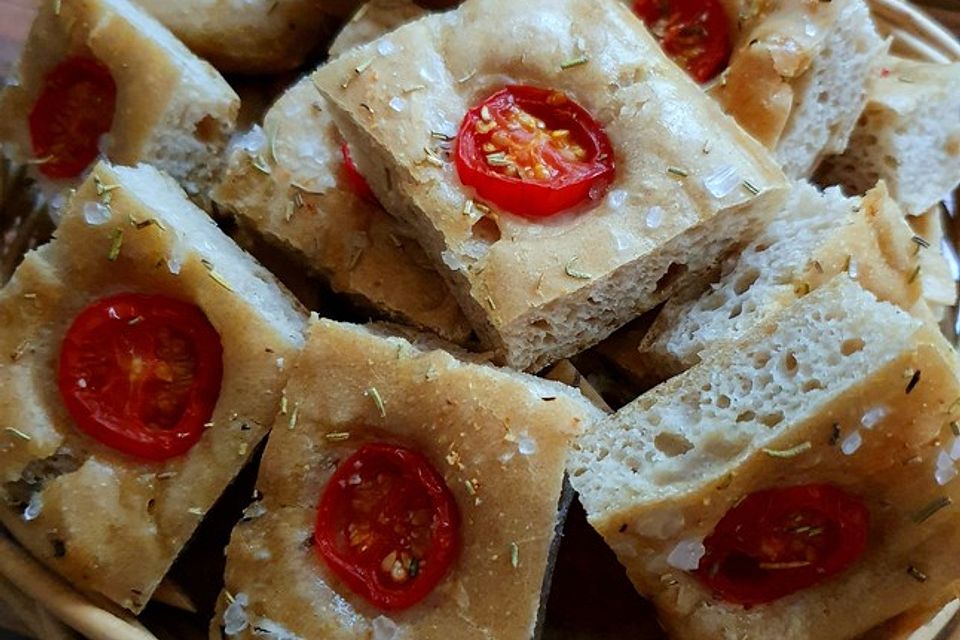 Focaccia mit Tomaten und Rosmarin