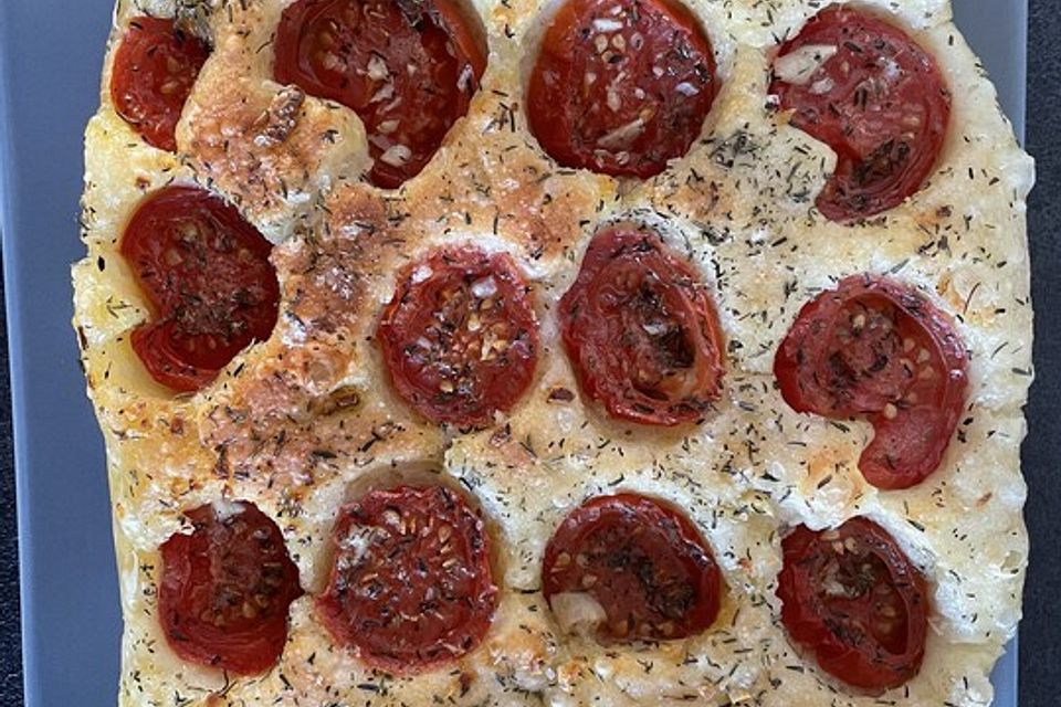 Focaccia mit Tomaten und Rosmarin