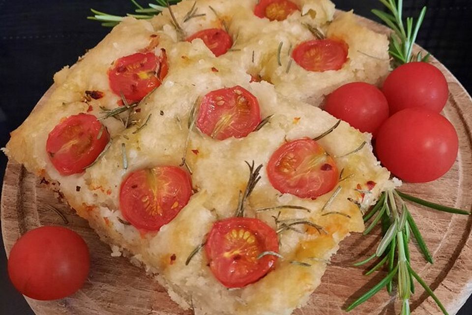 Focaccia mit Tomaten und Rosmarin