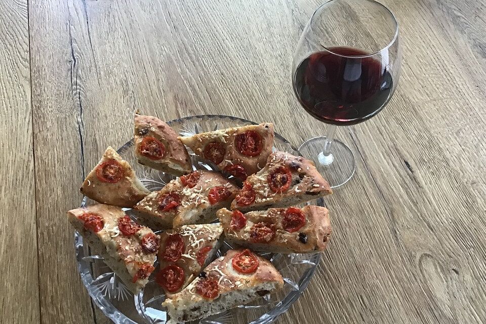 Focaccia mit Tomaten und Rosmarin