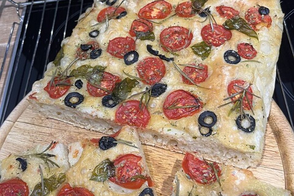 Focaccia mit Tomaten und Rosmarin