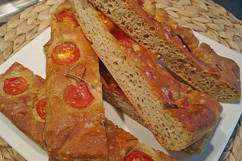 Focaccia mit Tomaten und Rosmarin