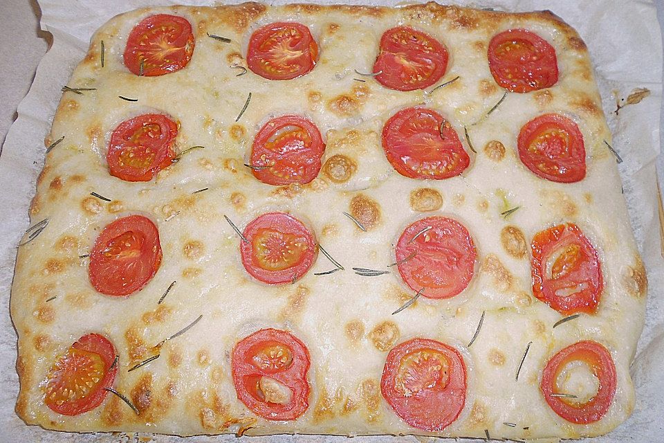 Focaccia mit Tomaten und Rosmarin