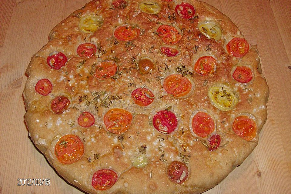 Focaccia mit Tomaten und Rosmarin