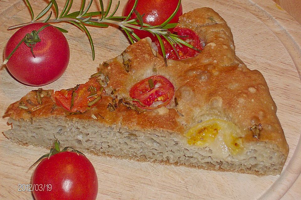 Focaccia mit Tomaten und Rosmarin