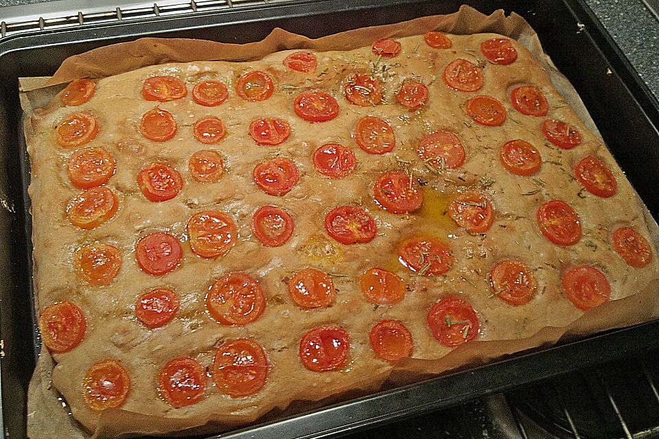 Focaccia mit Tomaten und Rosmarin