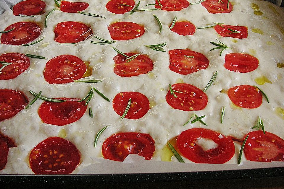 Focaccia mit Tomaten und Rosmarin