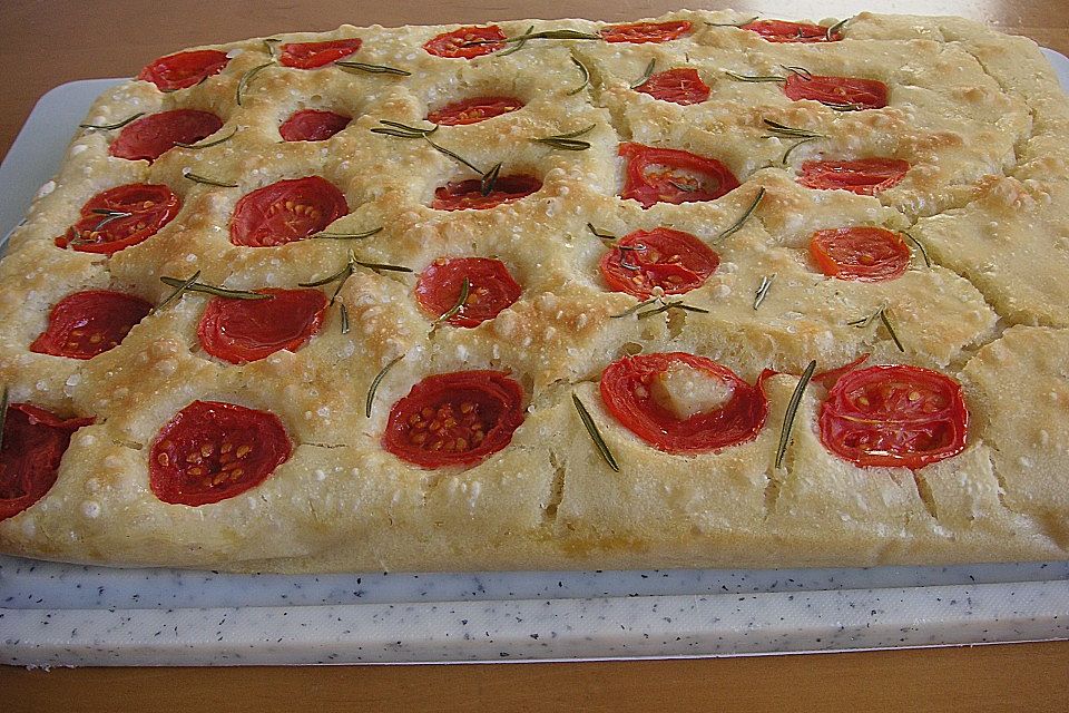 Focaccia mit Tomaten und Rosmarin