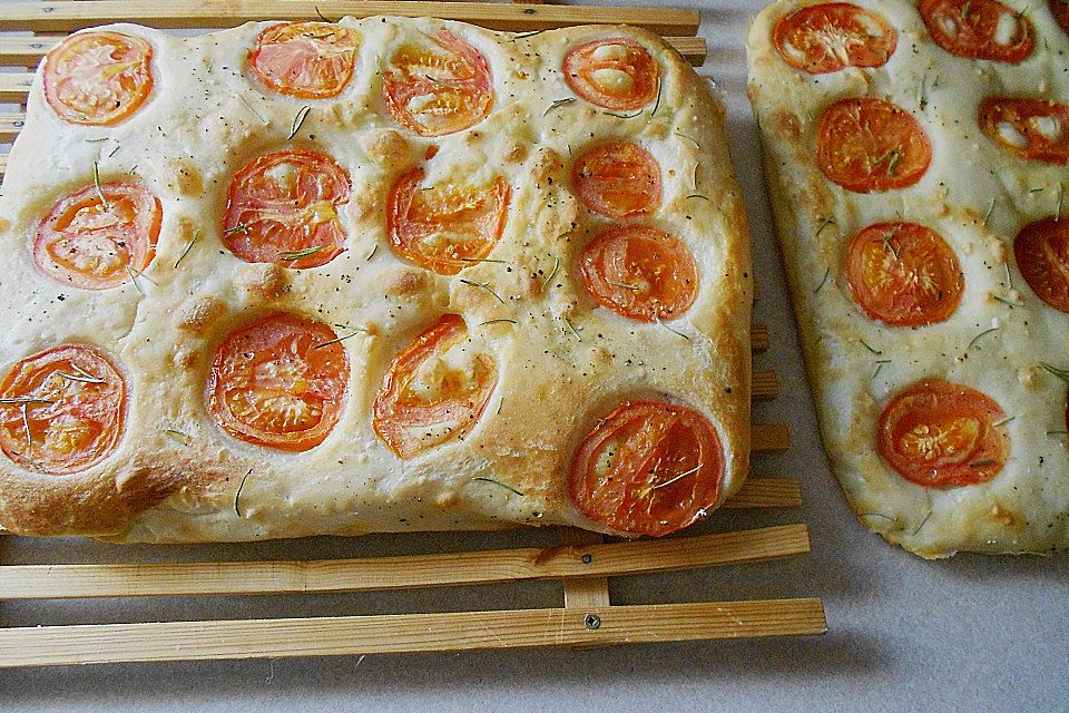 Focaccia mit Tomaten und Rosmarin