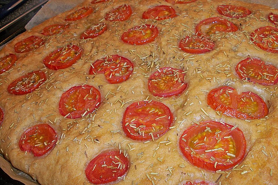 Focaccia mit Tomaten und Rosmarin