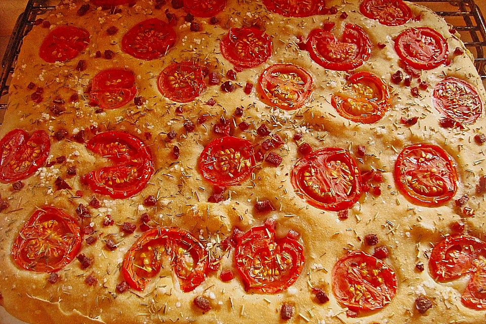 Focaccia mit Tomaten und Rosmarin