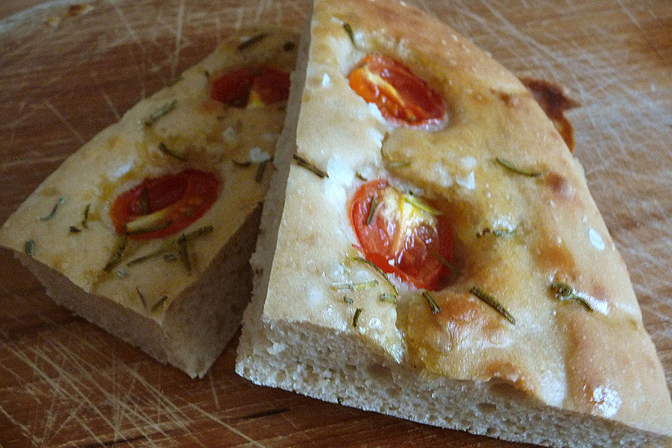 Focaccia mit Tomaten und Rosmarin