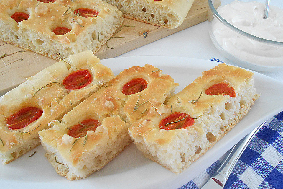 Focaccia mit Tomaten und Rosmarin