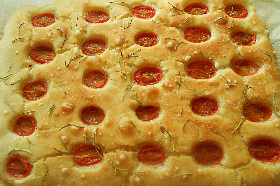 Focaccia mit Tomaten und Rosmarin