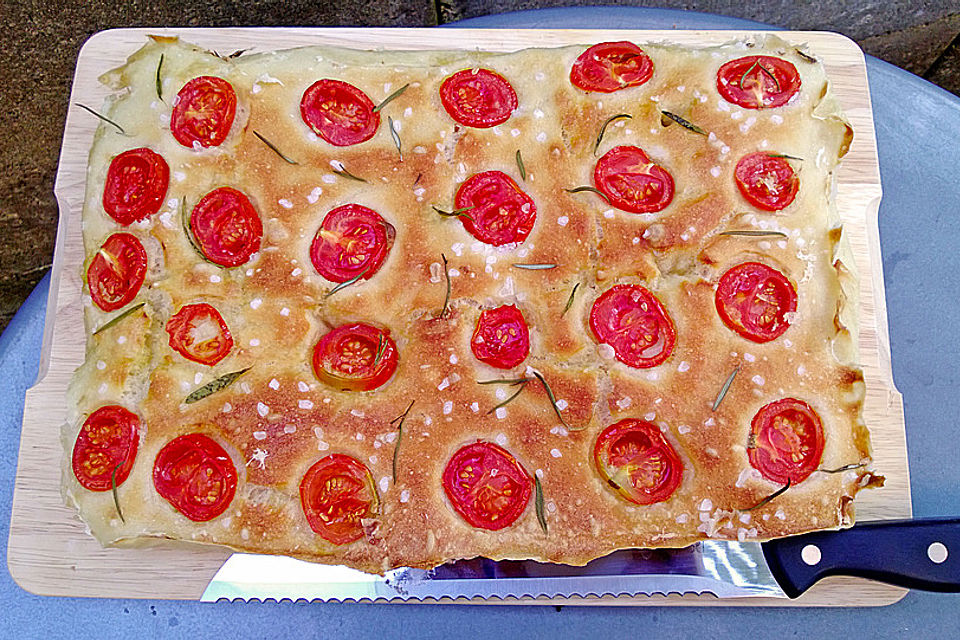 Focaccia mit Tomaten und Rosmarin