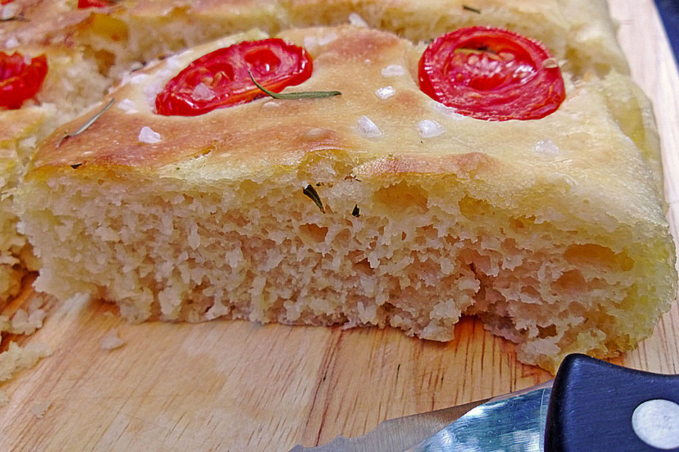 Focaccia mit Tomaten und Rosmarin