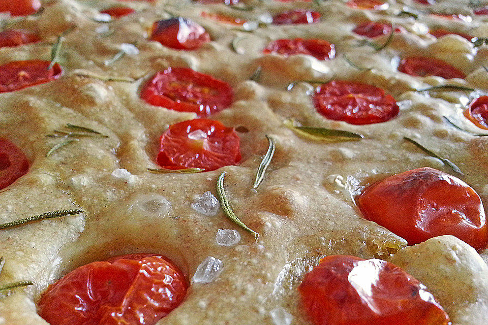 Focaccia mit Tomaten und Rosmarin