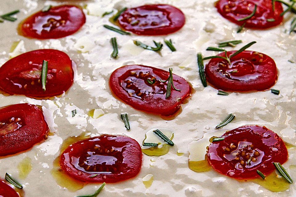 Focaccia mit Tomaten und Rosmarin