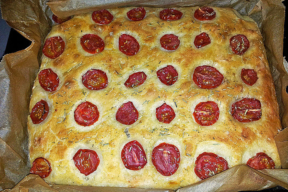 Focaccia mit Tomaten und Rosmarin