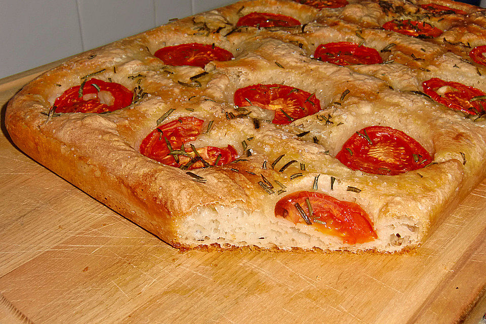 Focaccia mit Tomaten und Rosmarin