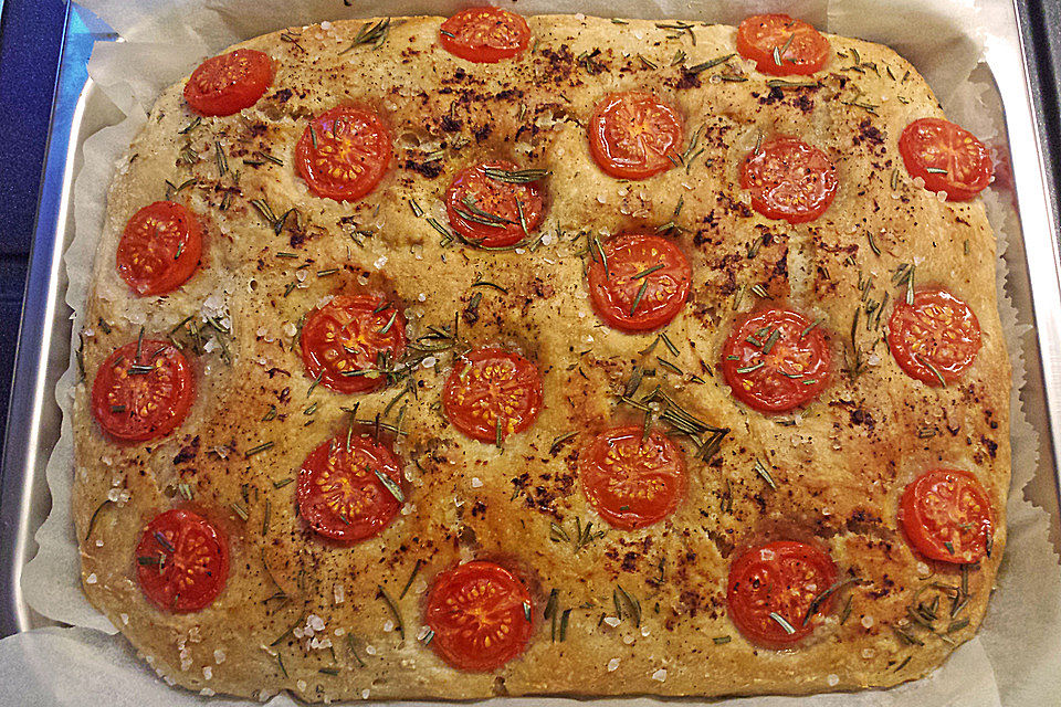 Focaccia mit Tomaten und Rosmarin