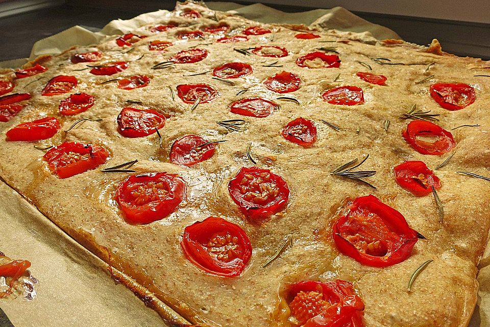 Focaccia mit Tomaten und Rosmarin