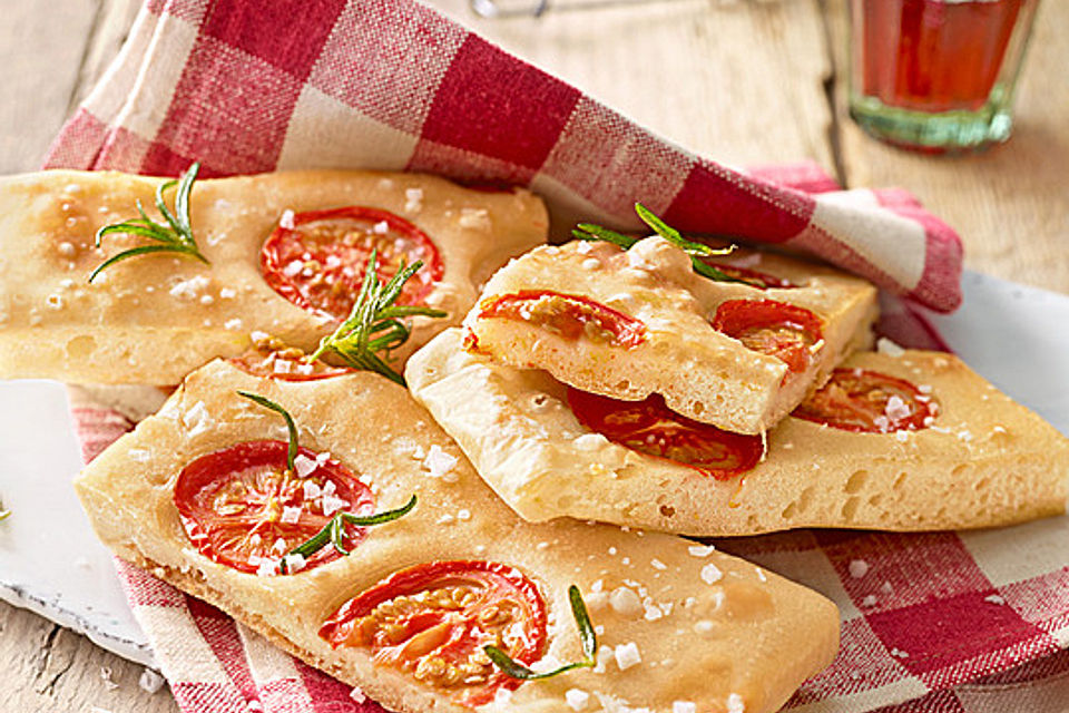 Focaccia mit Tomaten und Rosmarin