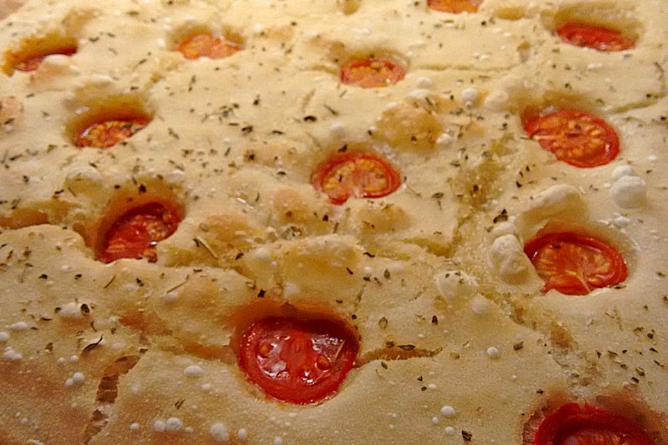 Focaccia mit Tomaten und Rosmarin