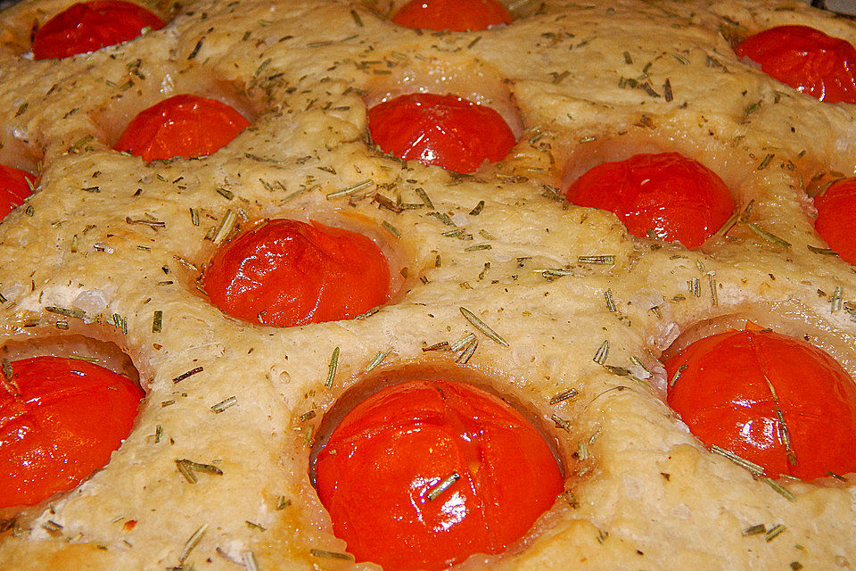 Focaccia mit Tomaten und Rosmarin