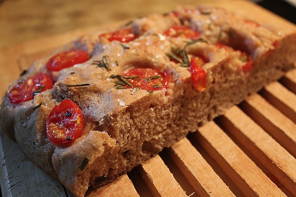 Focaccia mit Tomaten und Rosmarin