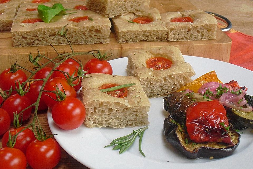 Focaccia mit Tomaten und Rosmarin