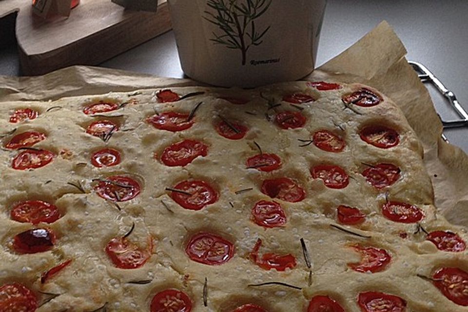 Focaccia mit Tomaten und Rosmarin