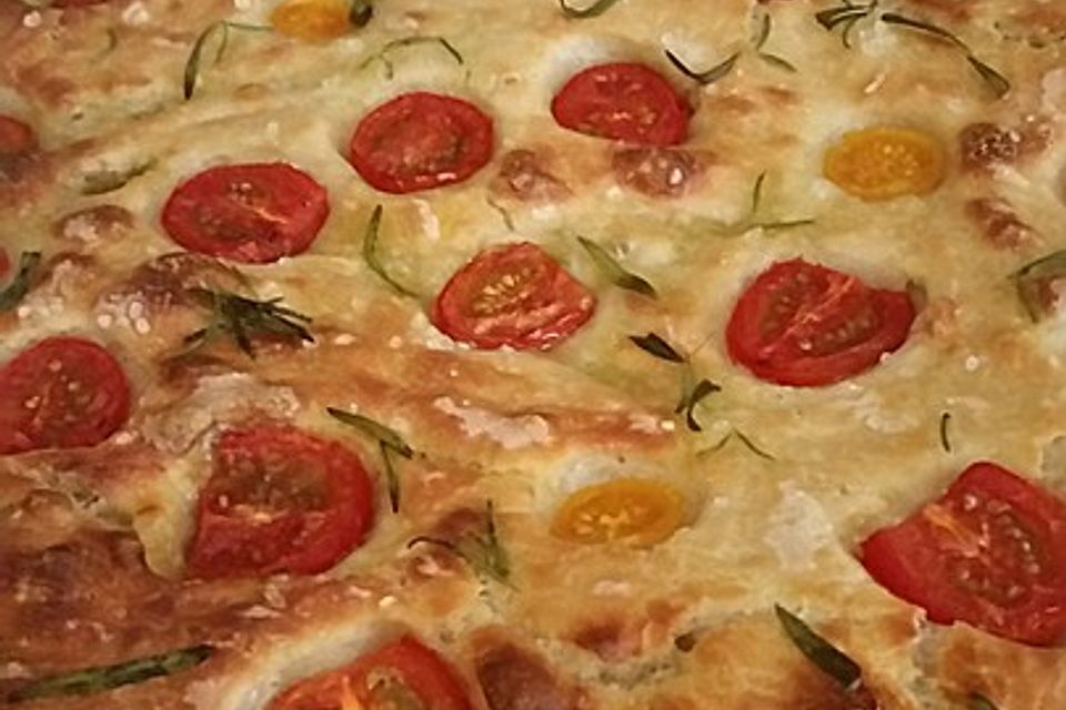 Focaccia mit Tomaten und Rosmarin