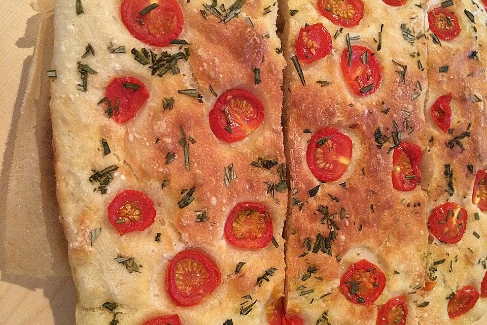 Focaccia mit Tomaten und Rosmarin