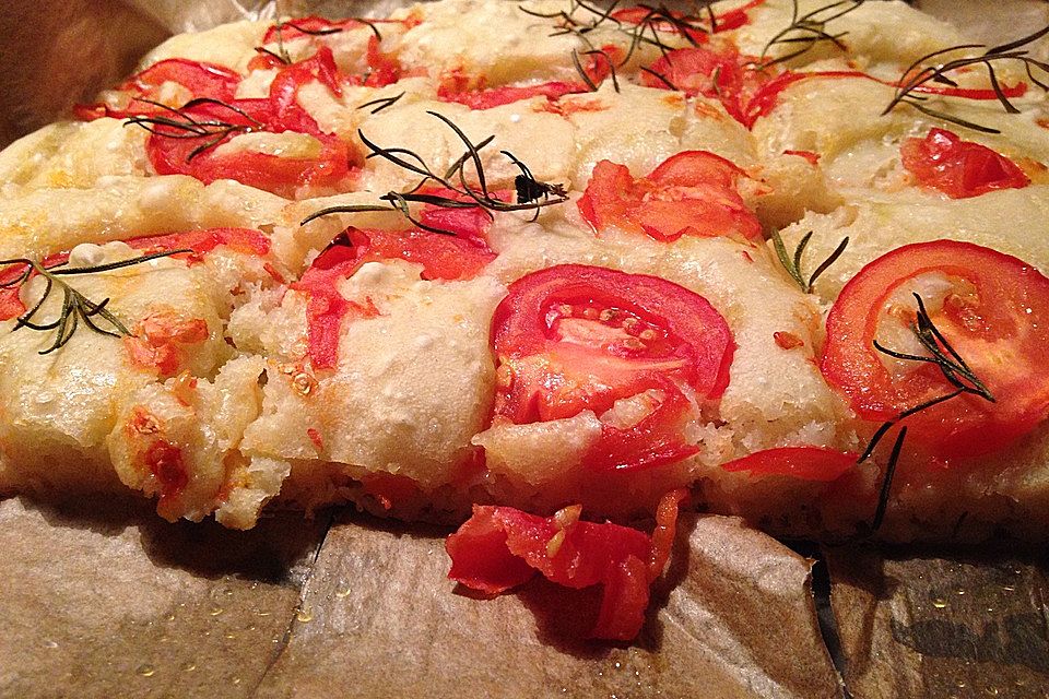 Focaccia mit Tomaten und Rosmarin