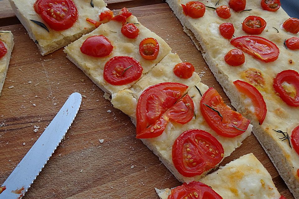 Focaccia mit Tomaten und Rosmarin