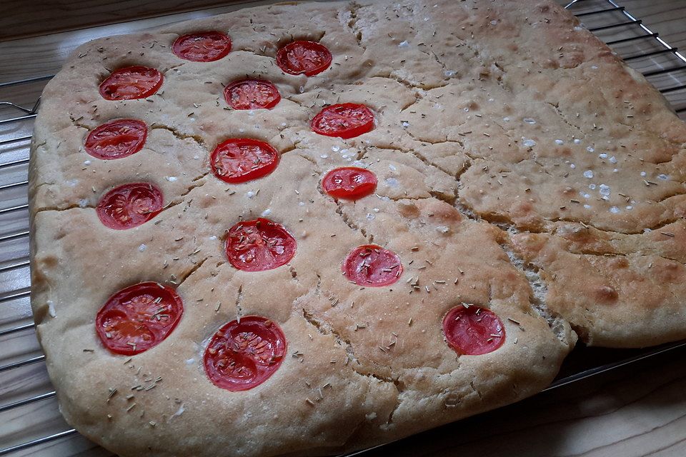 Focaccia mit Tomaten und Rosmarin