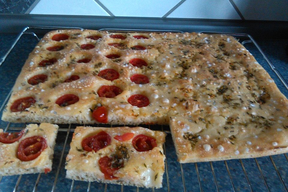 Focaccia mit Tomaten und Rosmarin