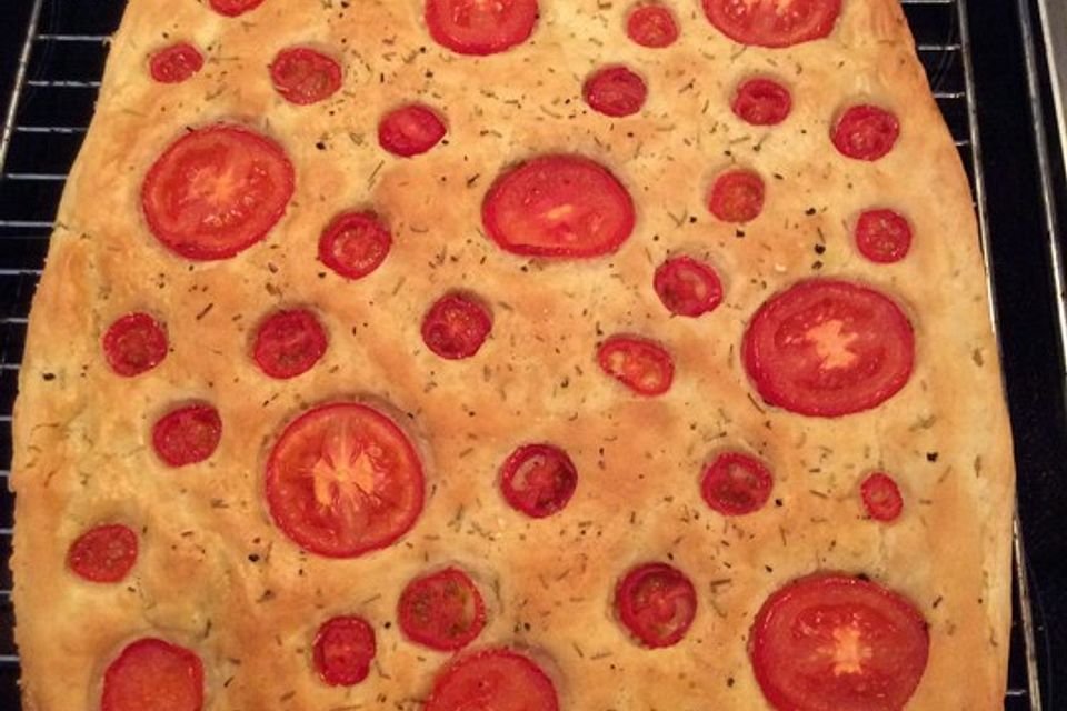 Focaccia mit Tomaten und Rosmarin