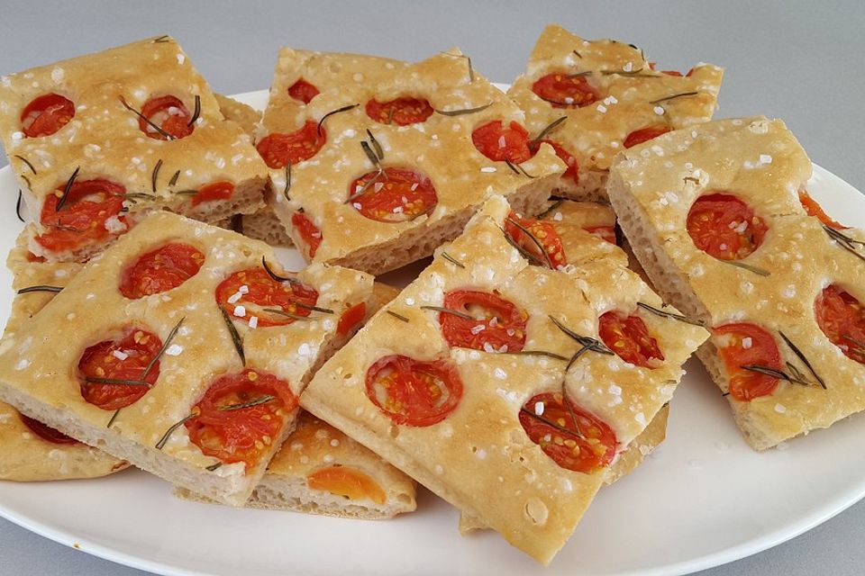 Focaccia mit Tomaten und Rosmarin